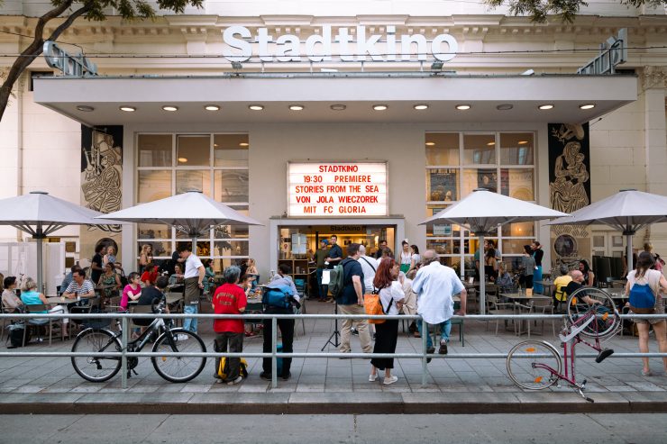 Der Eingang des Stadtkino im Künstlerhaus bei Tageslicht.