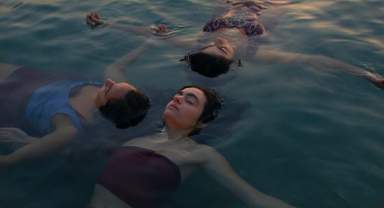 3 Frauen treiben glücklich im Meer - dämmrige Athmospähre