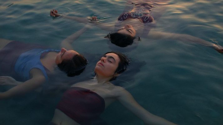 3 Frauen treiben glücklich im Meer - dämmrige Athmospähre