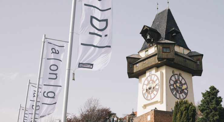 Der Grazer Urtum bei Tageslicht mit Fahnen mit der Aufschrift 'Diagonale'