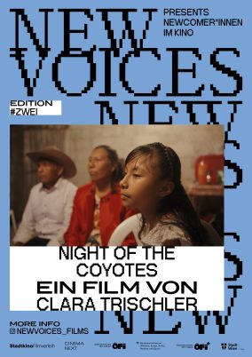 Filmplakat "Night of the coyotes" - Grafik und Foto: Ein junges Mädchen sitzt im Vordergrund, zwei ältere Erwachsene sitzen hinter ihr in einem schwach beleuchteten Raum mit kahlen Wänden.
