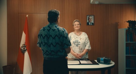 Filmstill aus 'NOCH LANGE KEINE LIPIZZANER' : Die Szene zeigt eine Einbürgerungszeremonie in Österreich.