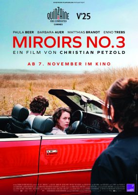 Filmplakat zu 'Miroirs No.3' : Roter Cabrio mit zwei Personen, eine davon mit lockigem Haar, im offenen Auto, im Vordergrund unscharfe Person mit Zopf, Hintergrund Feld und Himmel, Text mit Filmtitel 'Miroirs No.3' und Kinostart 'Ab 7. November im Kino'.