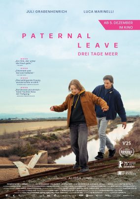Filmplakat zu 'Paternal Leave - Drei Tage Meer': Ein Mädchen und ein mann gehen auf einem rostigen Bahngleis in einer offenen Landschaft, darüber der Filmtitel 'Paternal Leave Drei Tage Meer' und weitere Filminformationen.