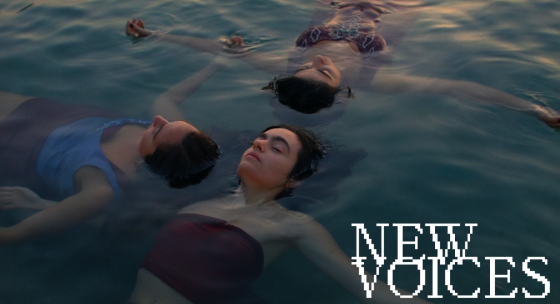 Filmstill aus 'To close your eyes and see fire': 3 Frauen treiben glücklich im Meer - dämmrige Atmosphäre