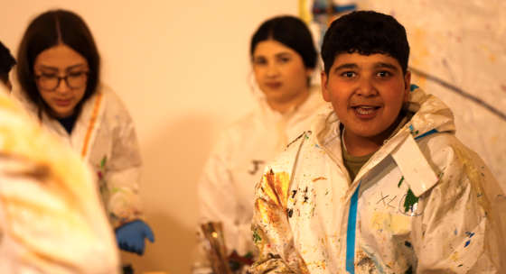 Ein Kind lacht in die Kamera.