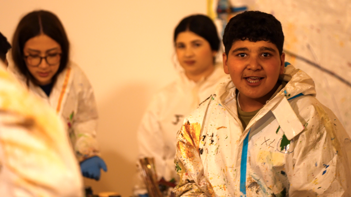 Ein Kind lacht in die Kamera.