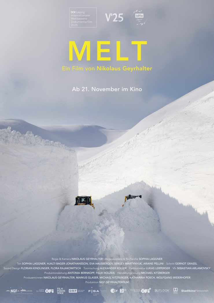 Filmplakat zu 'MELT' : Schneelandschaft mit zwei Schneefräsen, die einen Weg durch hohe Schneewände räumen, darüber Text mit Filmtitel 'MELT' und Kinostart 'Ab 21. November im Kino'.