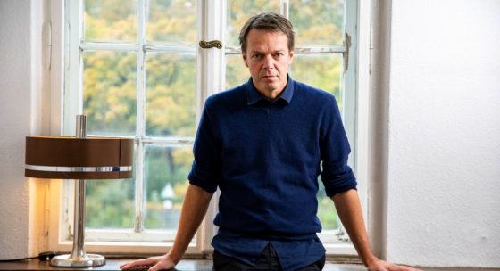 Hans-Christian Schmid vor einem großen Fenster