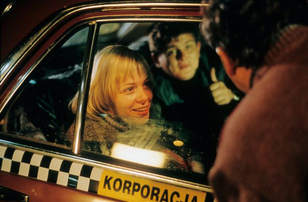 Klee, Paul Engel vom Stern, 1939, 1050 (c) VG Bild-Kunst, Bonn 2011 Film des Monats: August 2003 Lichter Regie: Hans-Christian Schmid Drehbuch: Hans-Christian Schmid BRD 2002 Ingo versucht mit allen Mitteln, seinen maroden Matratzenladen zu retten. Philip, der junge Architekt aus dem Westen, will die Beziehung zu seiner polnischen Freundin wieder aufnehmen. Antoni, der polnische Taxifahrer, bemüht sich verzweifelt, Geld für das Kommunionkleid seiner Tochter aufzutreiben. Die ukrainische Flüchtlingsfamilie, die er gegen ein kleines Entgelt bei sich aufnimmt, wird von einem Schlepper betrogen. Auch Sonja, die deutsche Dolmetscherin, will einen Ukrainer in den Westen bringen. Diese und viele andere Geschichten erzählt Hans-Christian Schmid in seinem Film "Lichter", der links und rechts der Oder spielt, in Frankfurt und dem polnischen Slubice. Einige dieser Schicksale kreuzen sich, andere stehen für sich selbst. Schmid montiert die Episoden ineinander, nimmt Handlungsfäden auf, um sie lose zu verknüpfen oder einfach fallen zu lassen. Keine der Geschichten findet ein auch nur in Ansätzen versöhnliches Ende, sie bleiben so offen wie die Biografien der Personen, von denen sie berichten, und so unabgeschlossen wie die zeitgeschichtliche Entwicklung, in die sie eingebettet sind. Regisseur Schmid gelingt es, eine politische Umbruchsituation mit den existenziellen Nöten und Erfahrungen einzelner Menschen zu verweben - ohne diese Schicksale zu bloßen Exempeln eines historischen Augenblicks zu degradieren. Der Film reflektiert auf eine kunstvoll unspektakuläre Weise die Alltäglichkeit einer Ausnahmesituation - in einer Region, durch die sich nicht nur eine politische und ökonomische, sondern auch eine kulturelle und, vor allem, eine psychologische Grenze zieht. "Lichter" erzählt von der prägenden Kraft, die diese Barriere zwischen West- und Osteuropa für jeden Einzelnen besitzt - auf der einen wie auf der anderen Seite.