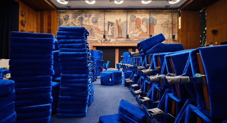 Renovierung des Stadtkino Saals, blaue Sessel sind am Boden verteilt