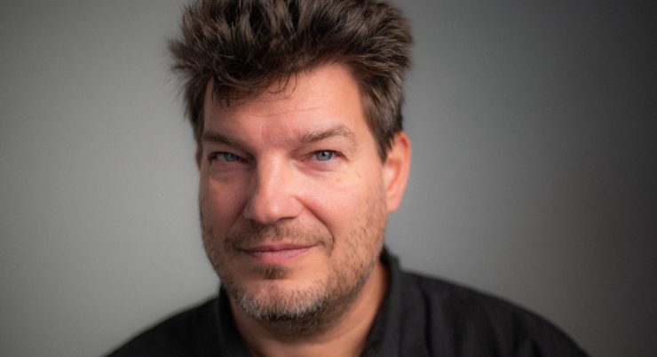 Nikolaus Geyrhalter vor einem grauen Hintergrund