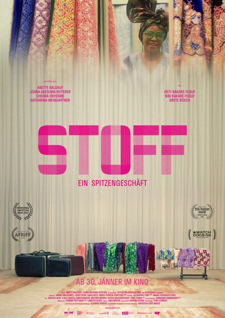 Filmplakat des Films STOFF-EIN SPITZENGESCHÄFT: Eine Frau lächelt sich im Spiegel selbst zu.