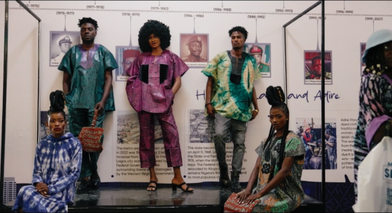 Still aus dem Film STOFF. Fünf Personen präsentieren bunte Kleidung.