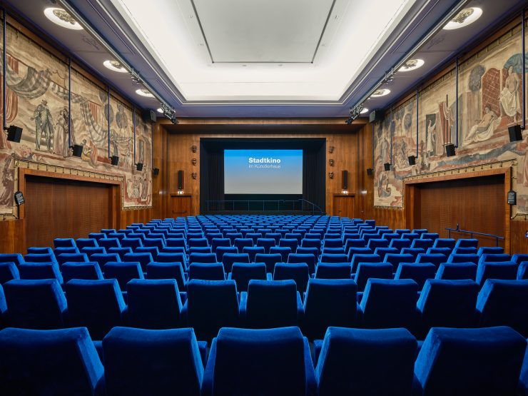 Blaue Sessel im Stadtkino Saal