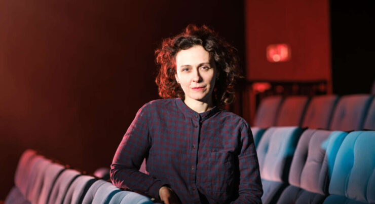 Regisseurin Isa Willinger in einem Kinosaal