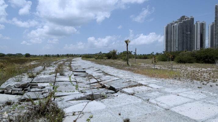 Ein betonierter Weg mit Rissen.