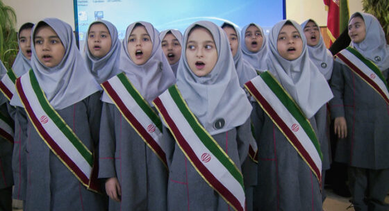 Mädchen mit Kopftuch stehen zusammen und singen