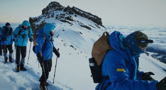 Bergsteiger am schneebedeckten Gipfel