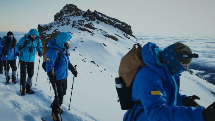 Bergsteiger am schneebedeckten Gipfel