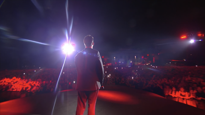 Eine Person steht auf einer Bühne