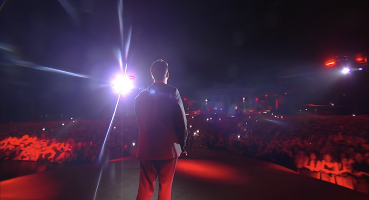 Eine Person steht auf einer Bühne