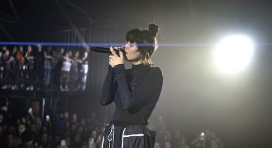 Noga Erez singt auf der Bühne
